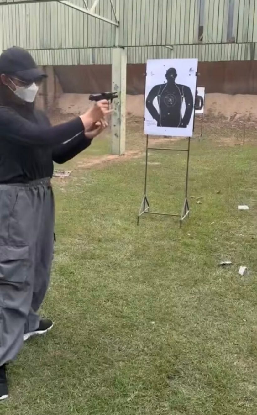 ขนลุก! ดาราสาวดัง โชว์ความแม่นยิงปืน ฝีมือระดับเทพ