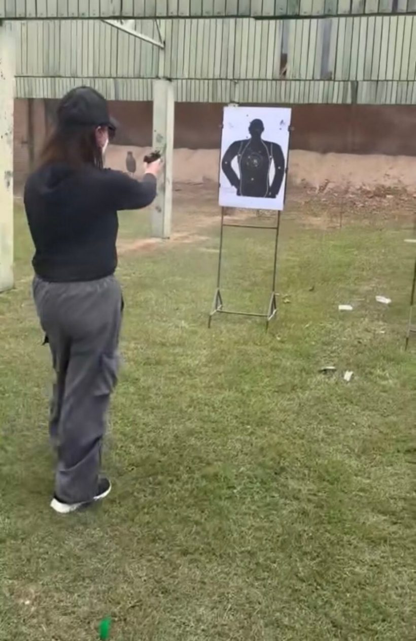 ขนลุก! ดาราสาวดัง โชว์ความแม่นยิงปืน ฝีมือระดับเทพ