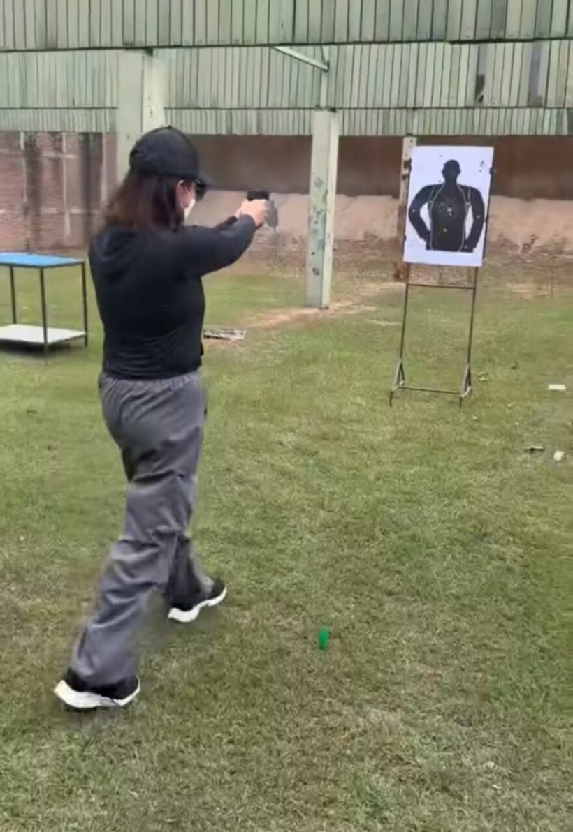 ขนลุก! ดาราสาวดัง โชว์ความแม่นยิงปืน ฝีมือระดับเทพ