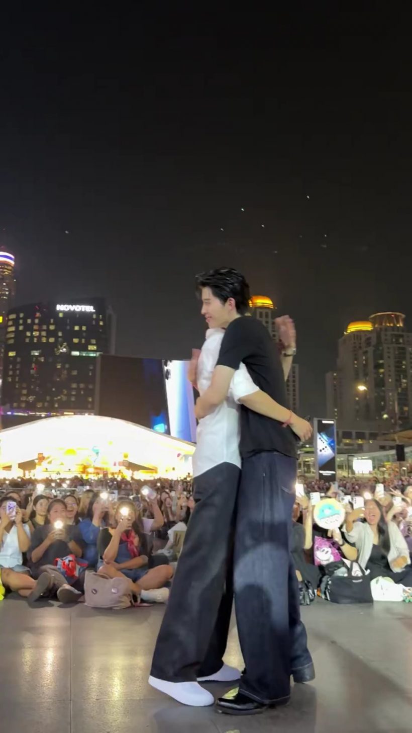 ขนลุก...แฟนคลับแห่กรี๊ดคู่จิ้นคู่ดัง ทำเซ็นทรัลเวิลด์อัมพาต