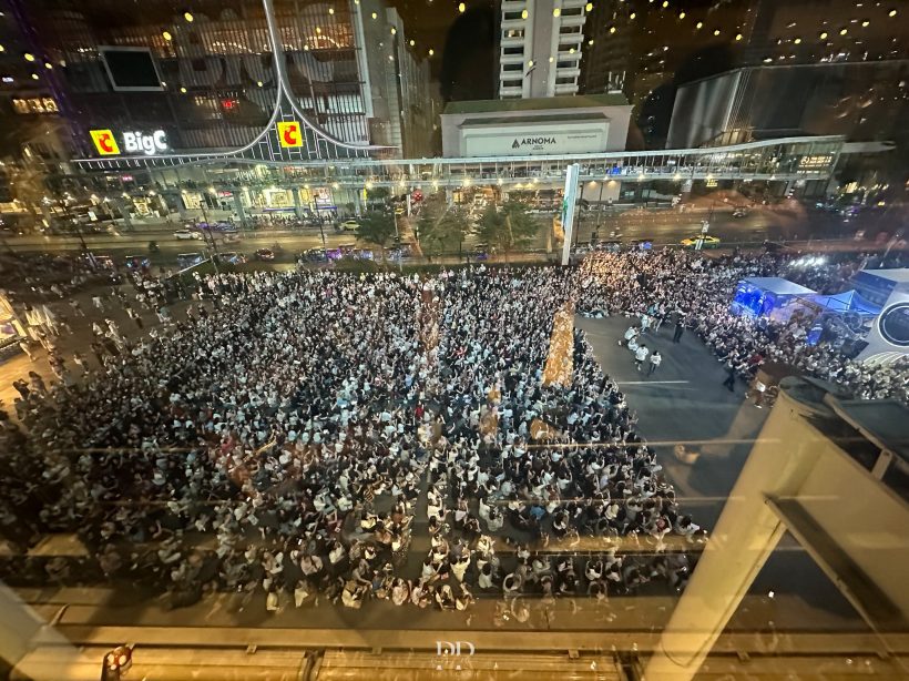 ขนลุก...แฟนคลับแห่กรี๊ดคู่จิ้นคู่ดัง ทำเซ็นทรัลเวิลด์อัมพาต