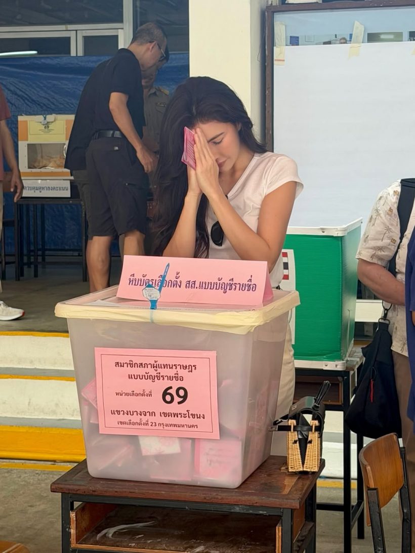 เห็นยัง? ช็อต ศรีริต้า ยกมือไหว้ท่วมหัวก่อน กลางหน่วยเลือกตั้ง