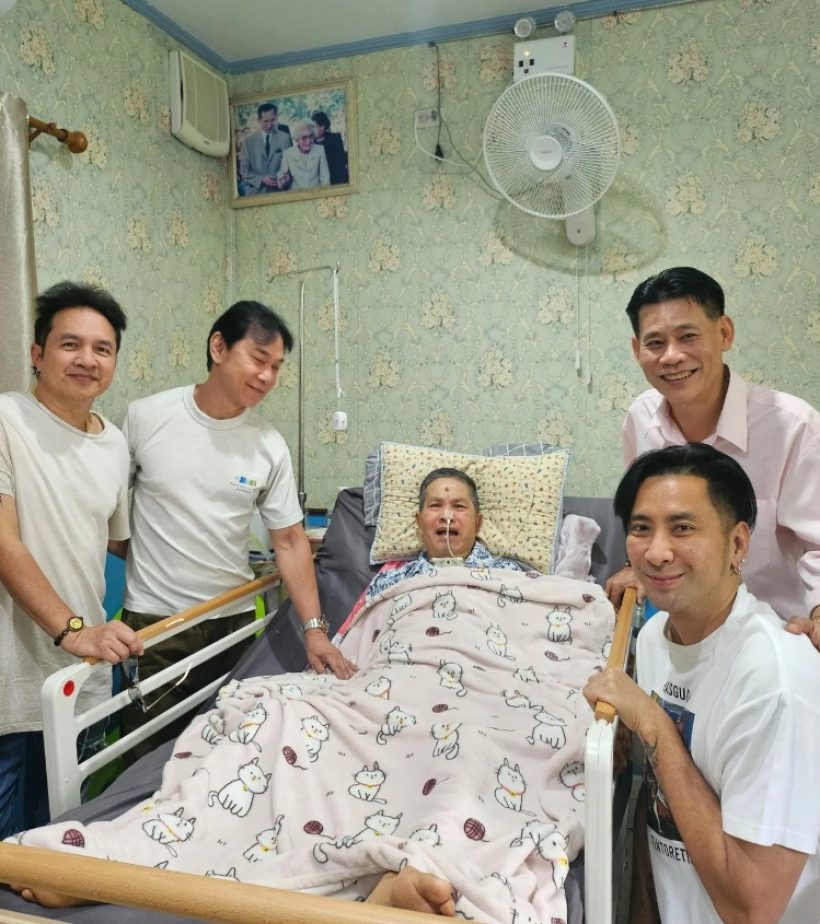 น้ำตาท่วม! วินาทีเพื่อนตลกบุกเยี่ยม เด๋อดอกสะเดา ถึงเตียง