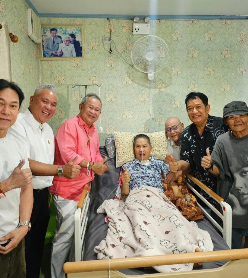 น้ำตาท่วม! วินาทีเพื่อนตลกบุกเยี่ยม เด๋อดอกสะเดา ถึงเตียง