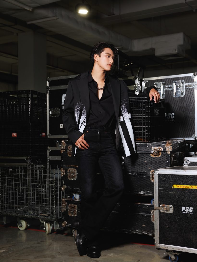 แฟนคลับใจหาย! เปิดภาพนาทีพระเอกดังรถคว่ำบนทางด่วน