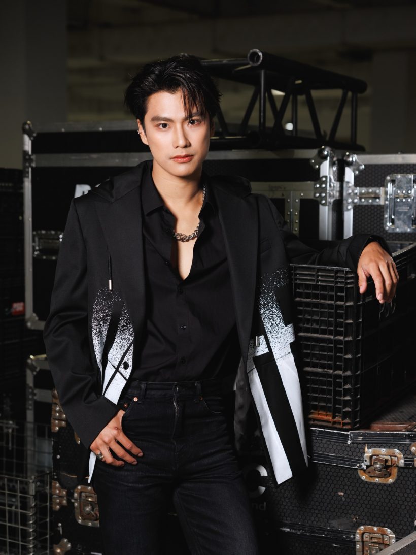 แฟนคลับใจหาย! เปิดภาพนาทีพระเอกดังรถคว่ำบนทางด่วน