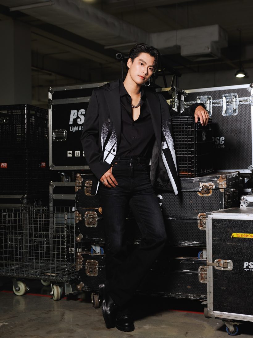 แฟนคลับใจหาย! เปิดภาพนาทีพระเอกดังรถคว่ำบนทางด่วน