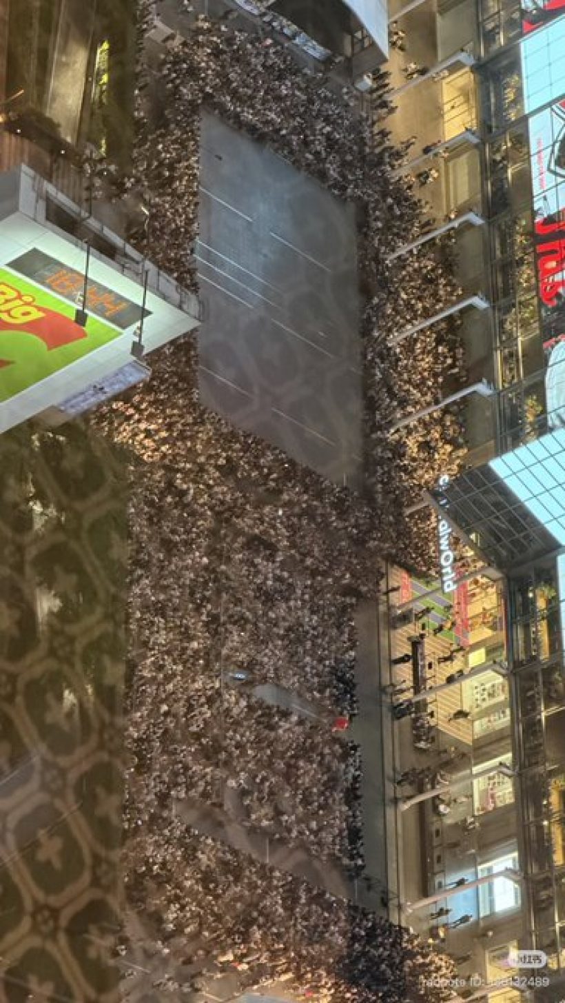 ตะลึง!!ฝูงชนมหาศาล ทั้งไทยอินเตอร์แห่กรี๊ด2หนุ่มไทย