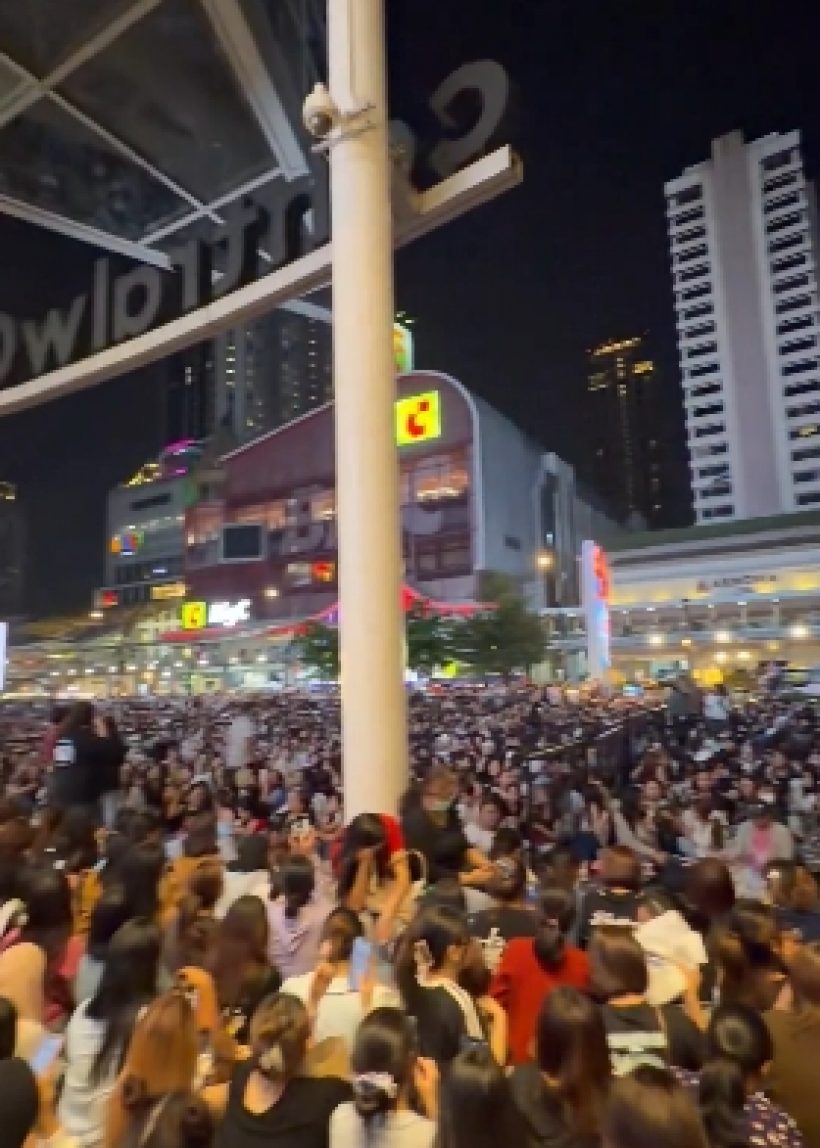 ตะลึง!!ฝูงชนมหาศาล ทั้งไทยอินเตอร์แห่กรี๊ด2หนุ่มไทย