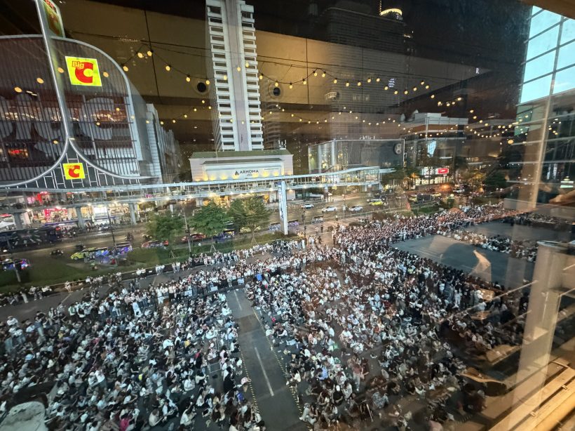 ตะลึง!!ฝูงชนมหาศาล ทั้งไทยอินเตอร์แห่กรี๊ด2หนุ่มไทย