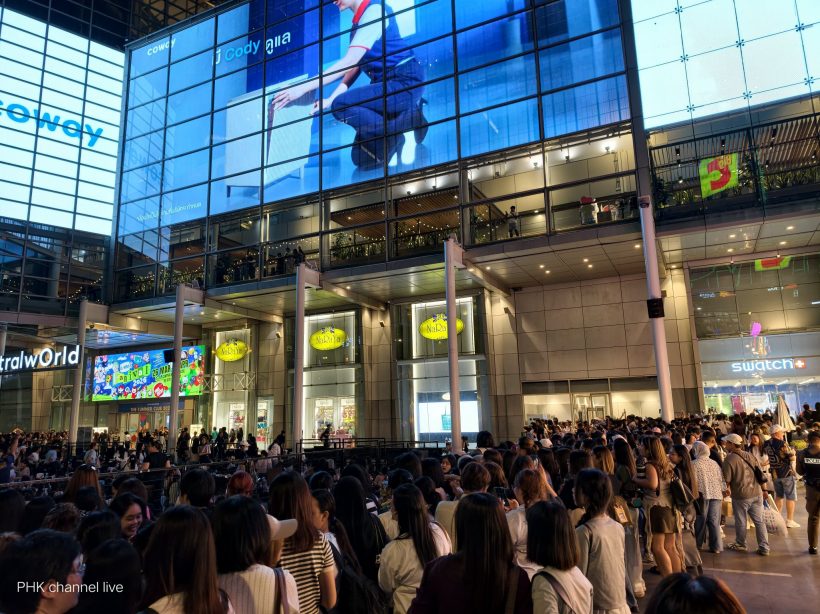 ตะลึง!!ฝูงชนมหาศาล ทั้งไทยอินเตอร์แห่กรี๊ด2หนุ่มไทย