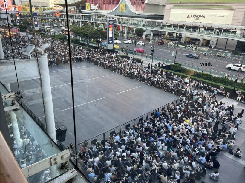 ตะลึง!!ฝูงชนมหาศาล ทั้งไทยอินเตอร์แห่กรี๊ด2หนุ่มไทย