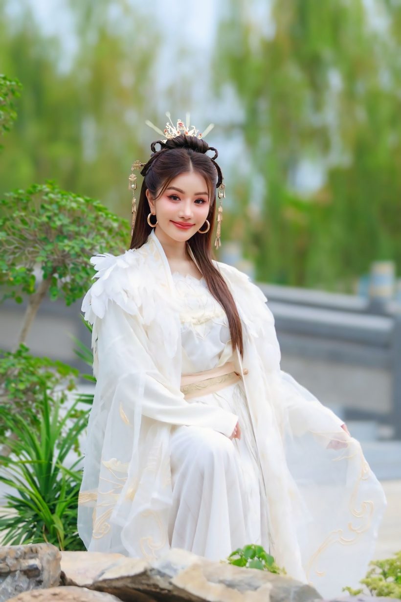 ชาวเน็ตไม่ปล่อยผ่าน จับผิดเธอคนนี้ ใส่เสื้อก๊อปแบรนด์เนม