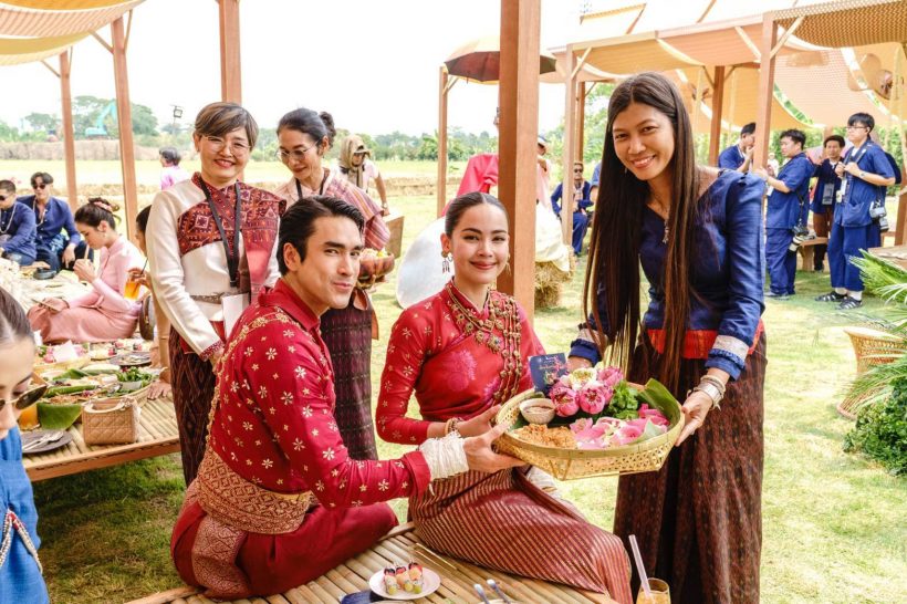 พาข้าวพาขวัญกินดอง ณเดชน์-ญาญ่า แซ่บแบบอีสานแท้ๆ