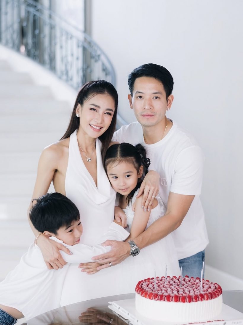 โซเชียลแห่ชม คู่รักคู่นี้ สอนลูกดีมาก มารยาทงามแต่เด็ก