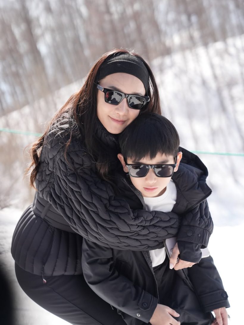 โซเชียลแห่ชม คู่รักคู่นี้ สอนลูกดีมาก มารยาทงามแต่เด็ก