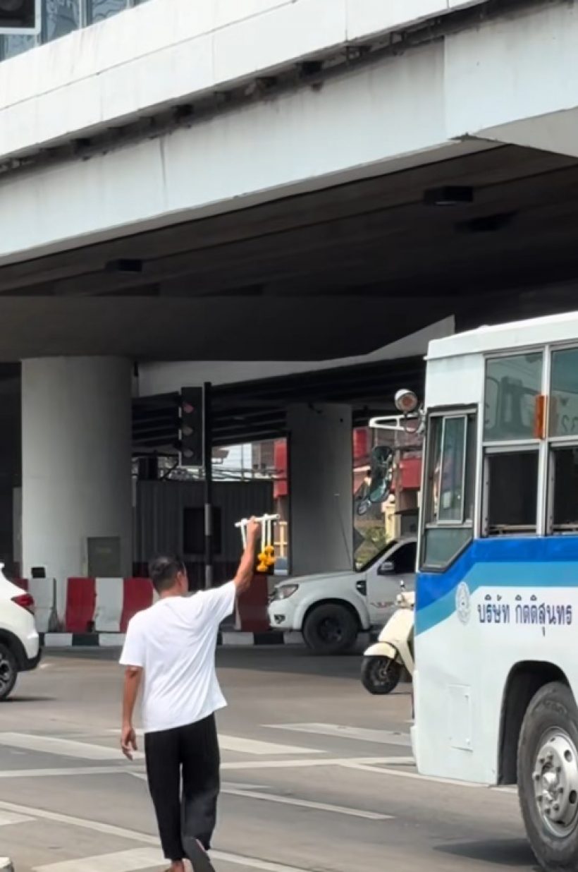 ตัวจริงเสียงจริง! ดาราดัง หาบพวงมาลัยขายตามแยกไฟแดง
