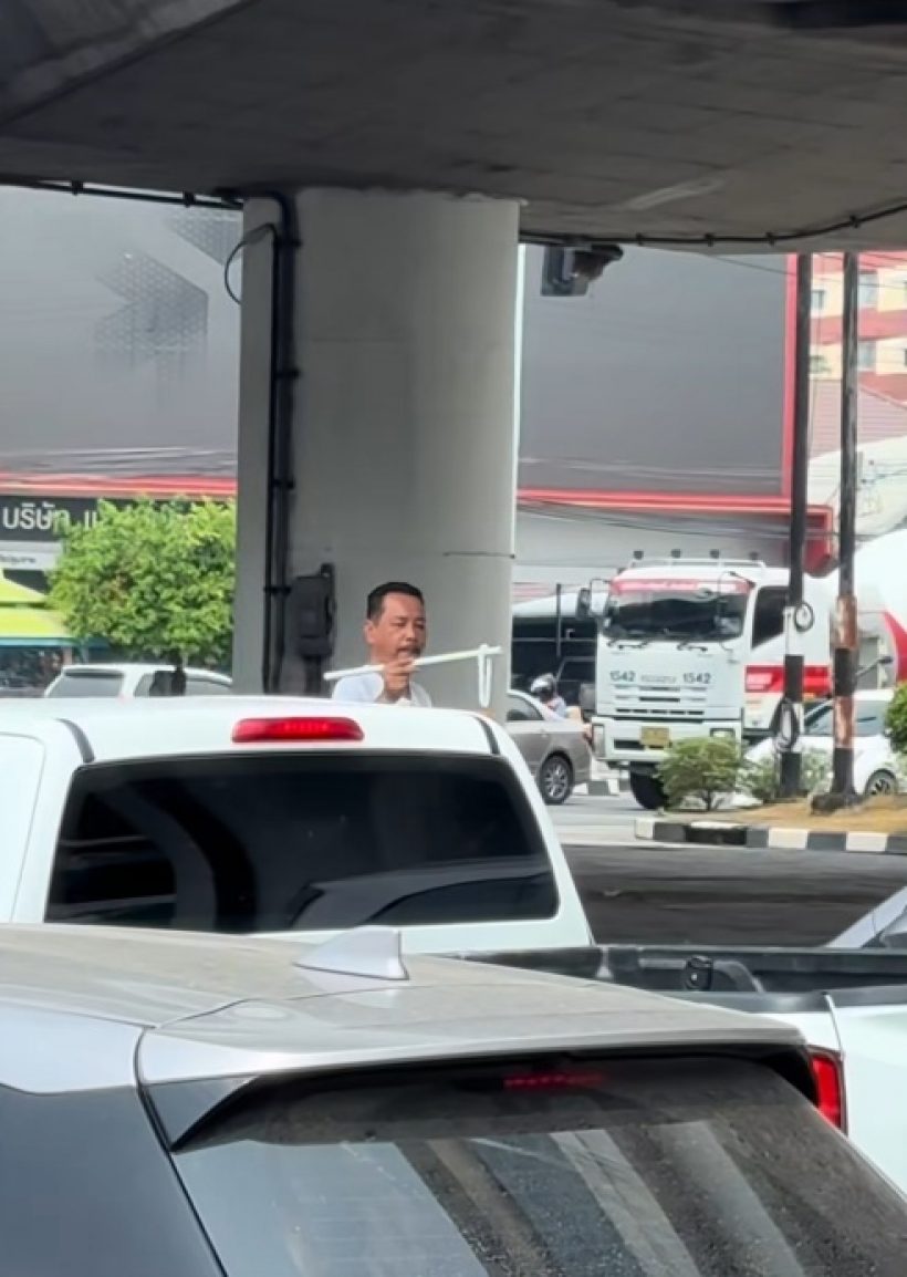 ตัวจริงเสียงจริง! ดาราดัง หาบพวงมาลัยขายตามแยกไฟแดง