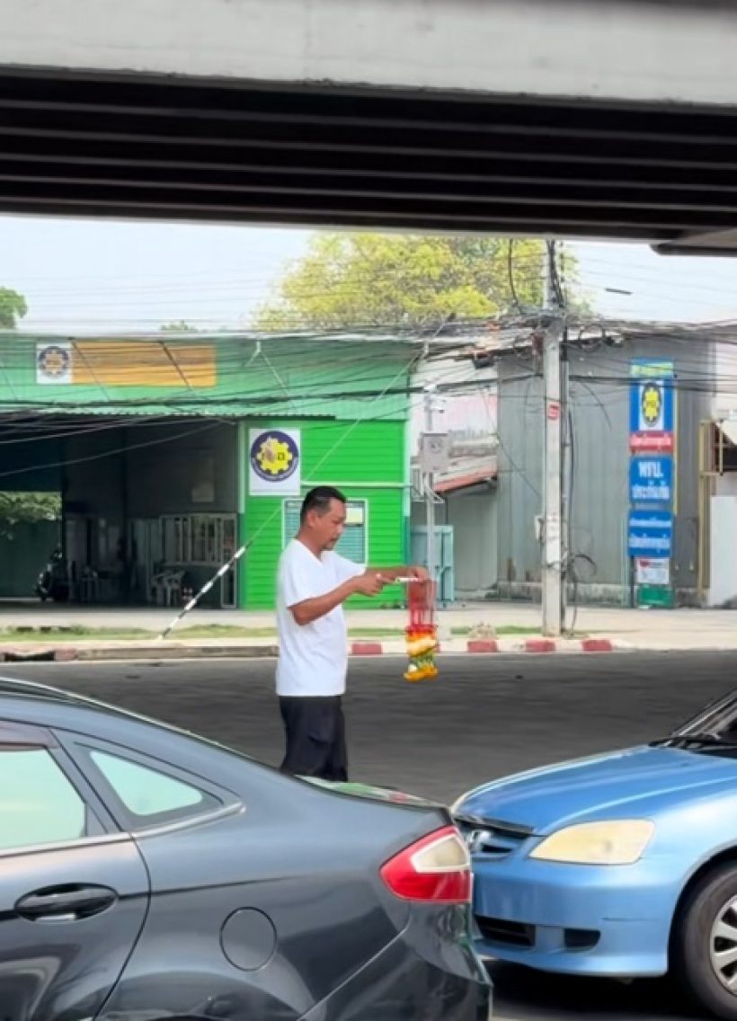 ตัวจริงเสียงจริง! ดาราดัง หาบพวงมาลัยขายตามแยกไฟแดง