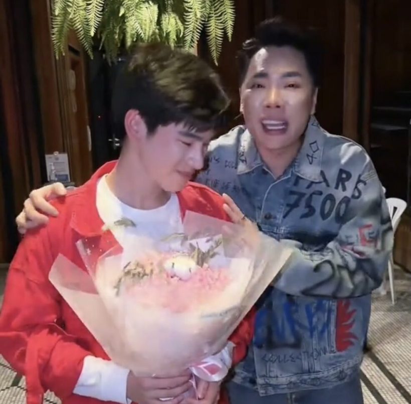 ดาราหนุ่มฮอต เครียด! หอบดอกไม้ขอโทษ มดดำ คชาภา