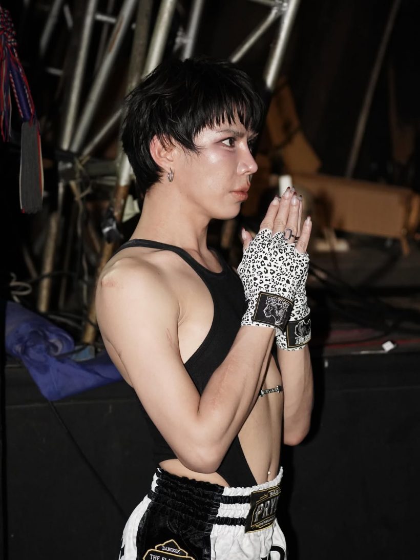 เซอร์ไพรส์! คนถือป้ายชก บุญมี-สไนล์ ที่แท้ดาราดังคนนี้