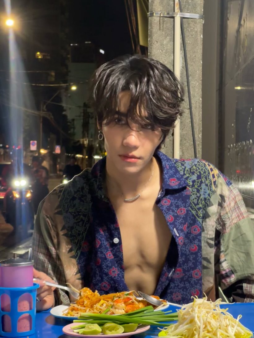 นักร้องซุปตาร์ นั่งกินผัดไทข้างทางยังไง ให้หล่อขนาดนี้