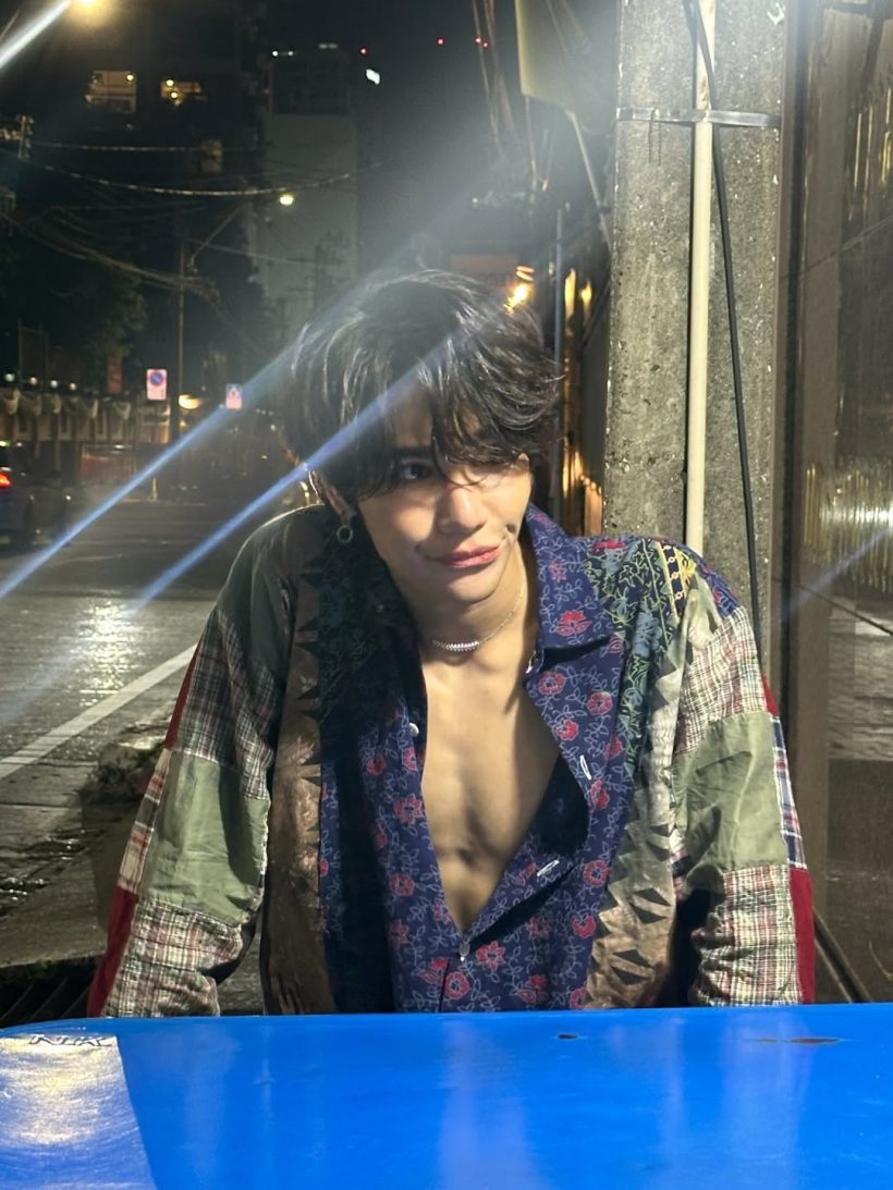 นักร้องซุปตาร์ นั่งกินผัดไทข้างทางยังไง ให้หล่อขนาดนี้