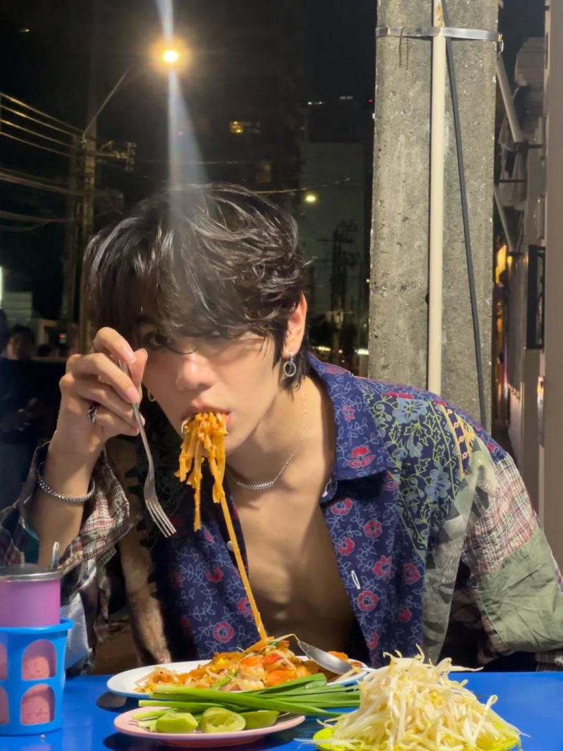 นักร้องซุปตาร์ นั่งกินผัดไทข้างทางยังไง ให้หล่อขนาดนี้