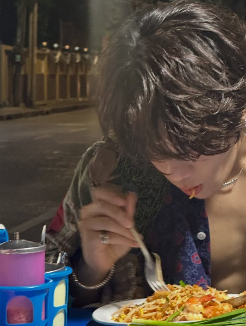 นักร้องซุปตาร์ นั่งกินผัดไทข้างทางยังไง ให้หล่อขนาดนี้