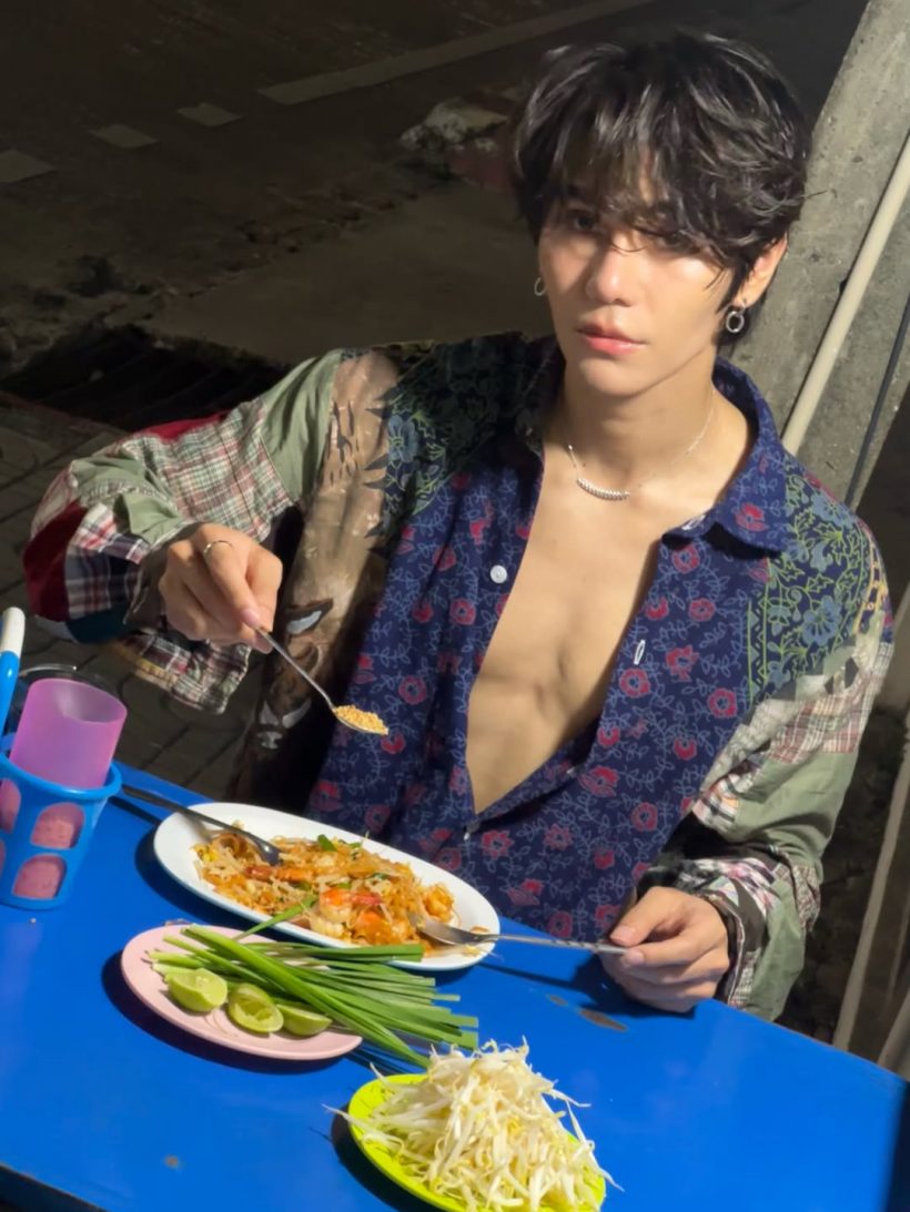 นักร้องซุปตาร์ นั่งกินผัดไทข้างทางยังไง ให้หล่อขนาดนี้