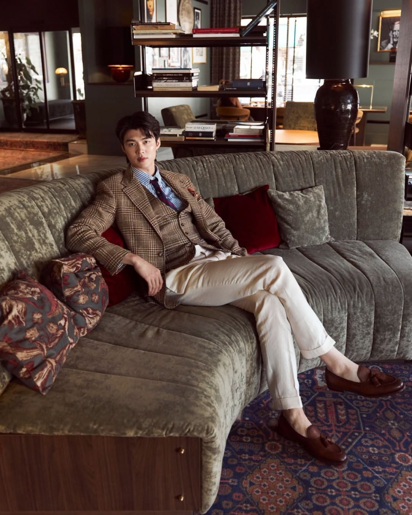 เฟรมทองคำ! พระเอกไทยกระทบไหล่คิมอูบิน หล่อคูณสอง