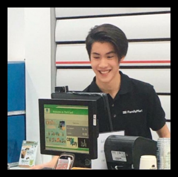 หนุ่มหล่อหน้าคุ้นๆ ทำงานเป็นพนักงานร้านสะดวกซื้อ พอมองใกล้ๆ ลูกชาย พ่อเจ นี่หน่า!!