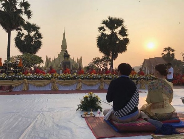 งามหลายเด้อ!! “มาช่า” ข้ามโขงไปทำบุญที่พระธาตุหลวง สวมชุดสาวลาว (มีคลิป)