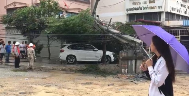 นักร้องสาว “โฟร์ ศกลรัตน์” เล่าวินาที เสาไฟล้มพังทับบ้าน ตอนเกิดเหตุคุณพ่ออยู่ข้างในบ้าน!?