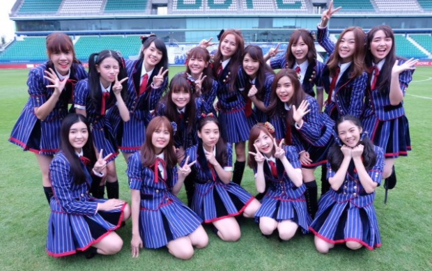 “มิวสิค – เนย นำทีม BNK48 ส่งซิงเกิ้ล วันแรก (Shonichi)”