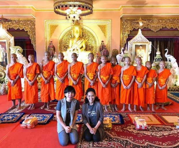 “พี่อ้อย-พี่ฉอด” เล่าโมเมนต์สุดประทับใจ ได้ทำบุญกับ “พระโค้ชเอก-สามเณรทีมหมูป่า”