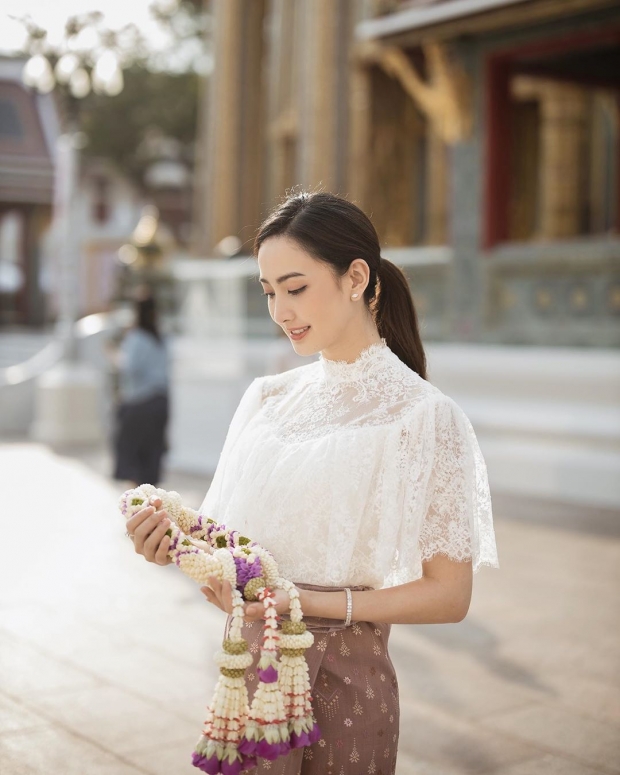 สวยเรียบร้อย! เเต้ว ณฐพร สวมผ้าไทย เข้ากราบสมเด็จพระสังฆราช ทำบุญวันเกิด 