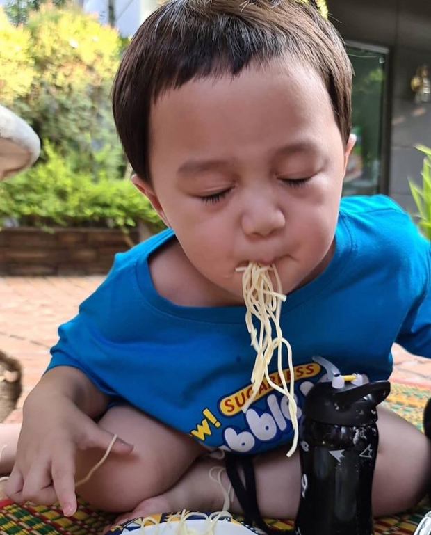 สีหน้าสุดฟิน น้องพายุ กินอะไรก็ดูเหมือนจะอร่อยทุกอย่าง