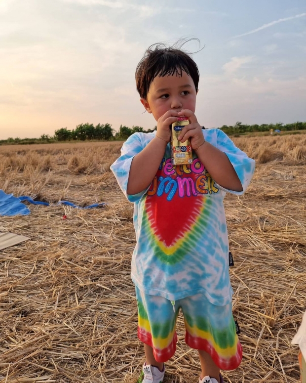 ส่องแฟชั่น สายฟ้า-พายุ ชิลๆ ลุยทุ่งนา บอกเลยว่านี่ลูกแม่ชมชัดๆ