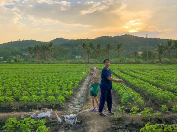 เปิดภาพล่าสุดดาราหนุ่มสุดเจ้าชู้ สู่อาชีพชาวสวน ที่ใช้ชีวิตท่ามกลางหุบเขา