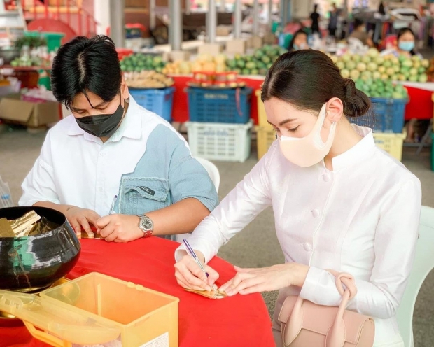 อบอุ่นเรียบง่าย! เบลล่า ราณี ควงคุณแม่ทำบุญ ในวันวิสาขบูชา