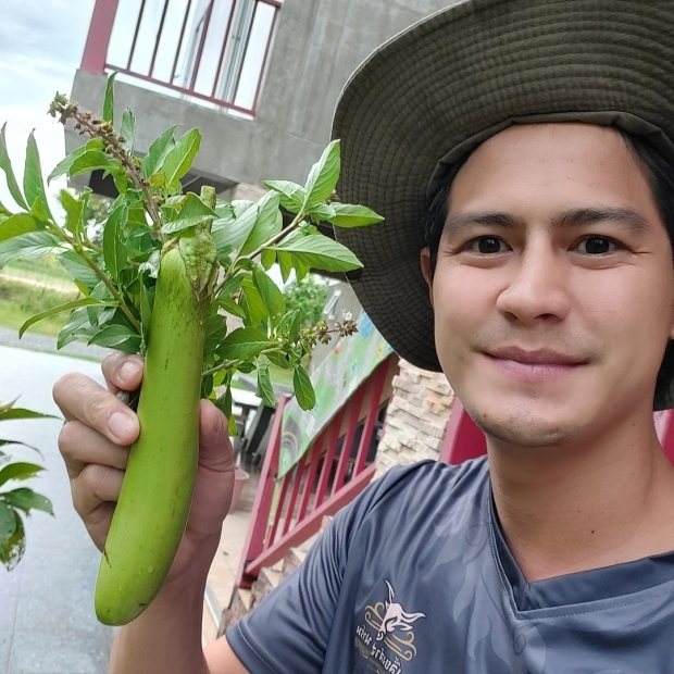 แชร์ว่อน! พระเอกหนุ่มไม่ถือตัว พีคสุดถือแต่แก้ว?