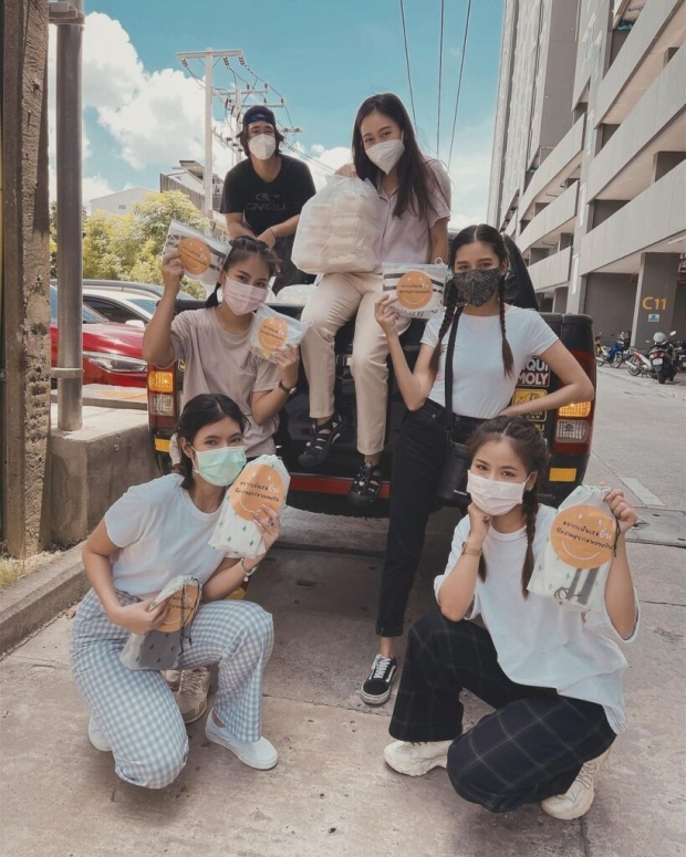  ชื่นชม สาวภายใต้ชุด PPE ช่วยสังคม คือนักร้องดังคนนี้