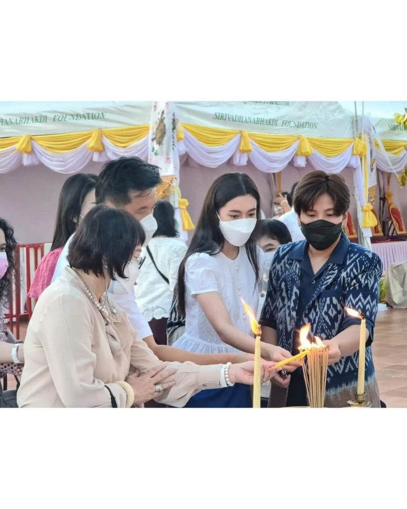 ทำบุญใหญ่ เบลล่า ราณี เข้าร่วมพิธีสมโภชปลียอดทองคำพระธาตุเชิงชุม