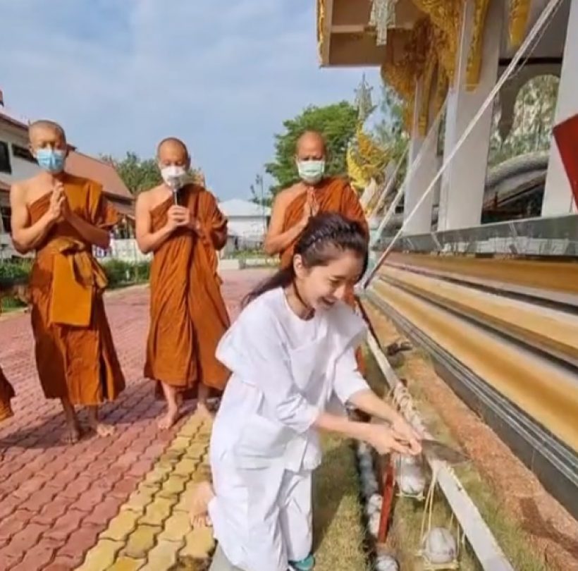 แฟนคลับร่วมสาธุ ซุปตาร์สาว นุ่งขาวห่มขาว-ตัดลูกนิมิตครั้งแรก