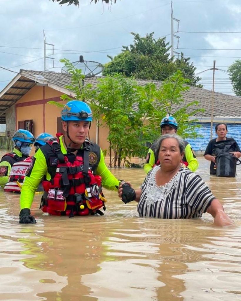  ชื่นชมดาราหนุ่มน้ำใจงาม นอนวัด-ลุยน้ำท่วมช่วยบาวบ้าน