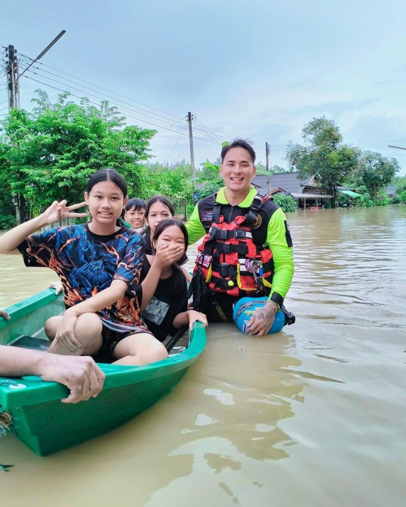  ชื่นชมดาราหนุ่มน้ำใจงาม นอนวัด-ลุยน้ำท่วมช่วยบาวบ้าน