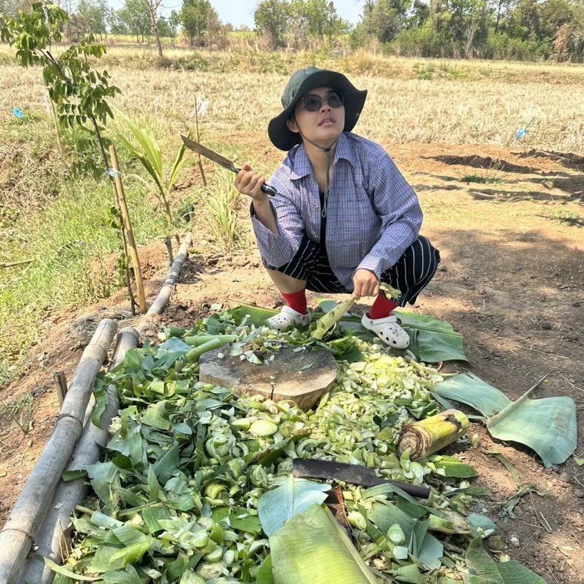  นักร้องสาวชีวิตติดดิน อยู่บนเวทีถือไมค์อยู่บ้านถือจอบเรียบง่ายสุดๆ