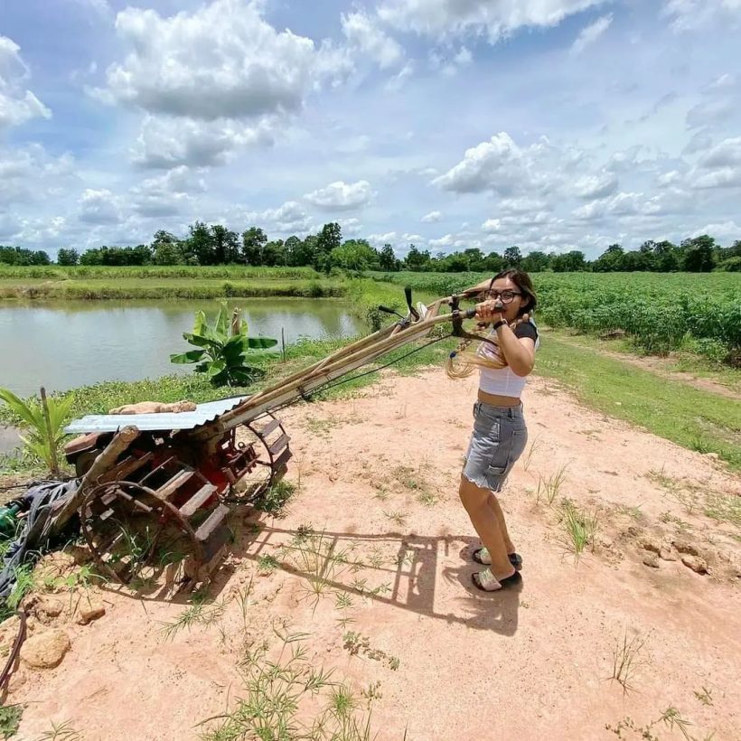  นักร้องสาวชีวิตติดดิน อยู่บนเวทีถือไมค์อยู่บ้านถือจอบเรียบง่ายสุดๆ