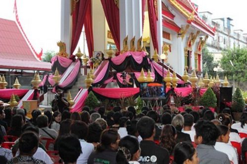 พ่อแม่ร่ำไห้-แฟนเพลงแห่ร่วมเผาศพ‘เอ๋ พัชรา แวงวรรณ’ ครั้งสุดท้าย